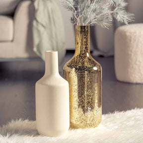Goldgesprenkelte Vase MILANO neben weißer Vase in Wohnzimmer mit Blumendeko