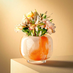 Vase CIPRIA DUE mit orange-creme Farbverlauf, gefüllt mit welken Schnittblumen