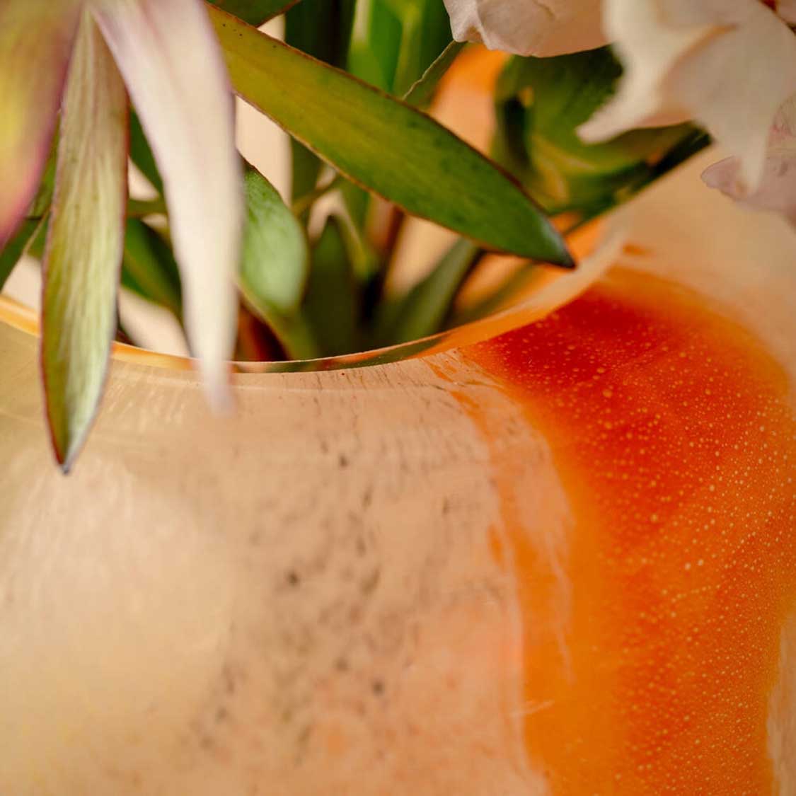 Vase CIPRIA DUE mit Blumen, orange-creme Glasoberfläche mit Wassertropfen