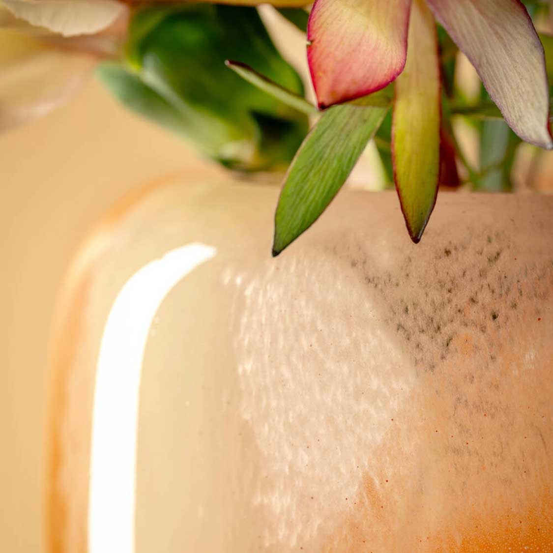 Vase CIPRIA DUE mit rosa Blüten, orange-creme Glasoberfläche und Strukturdetail