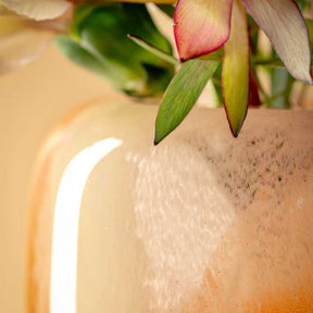 Vase CIPRIA DUE mit rosa Blüten, orange-creme Glasoberfläche und Strukturdetail