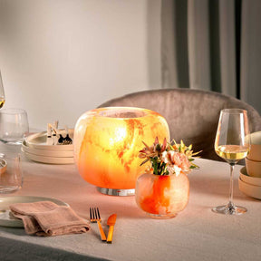 Vase CIPRIA DUE auf gedecktem Tisch mit Blumen und Weingläsern