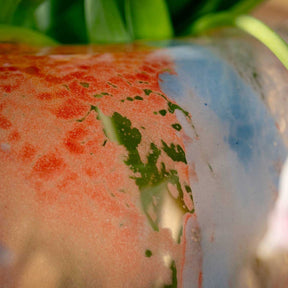 Vase CIPRIA DUE, orange Glasoberfläche mit grünen Blättern und blauem Detail