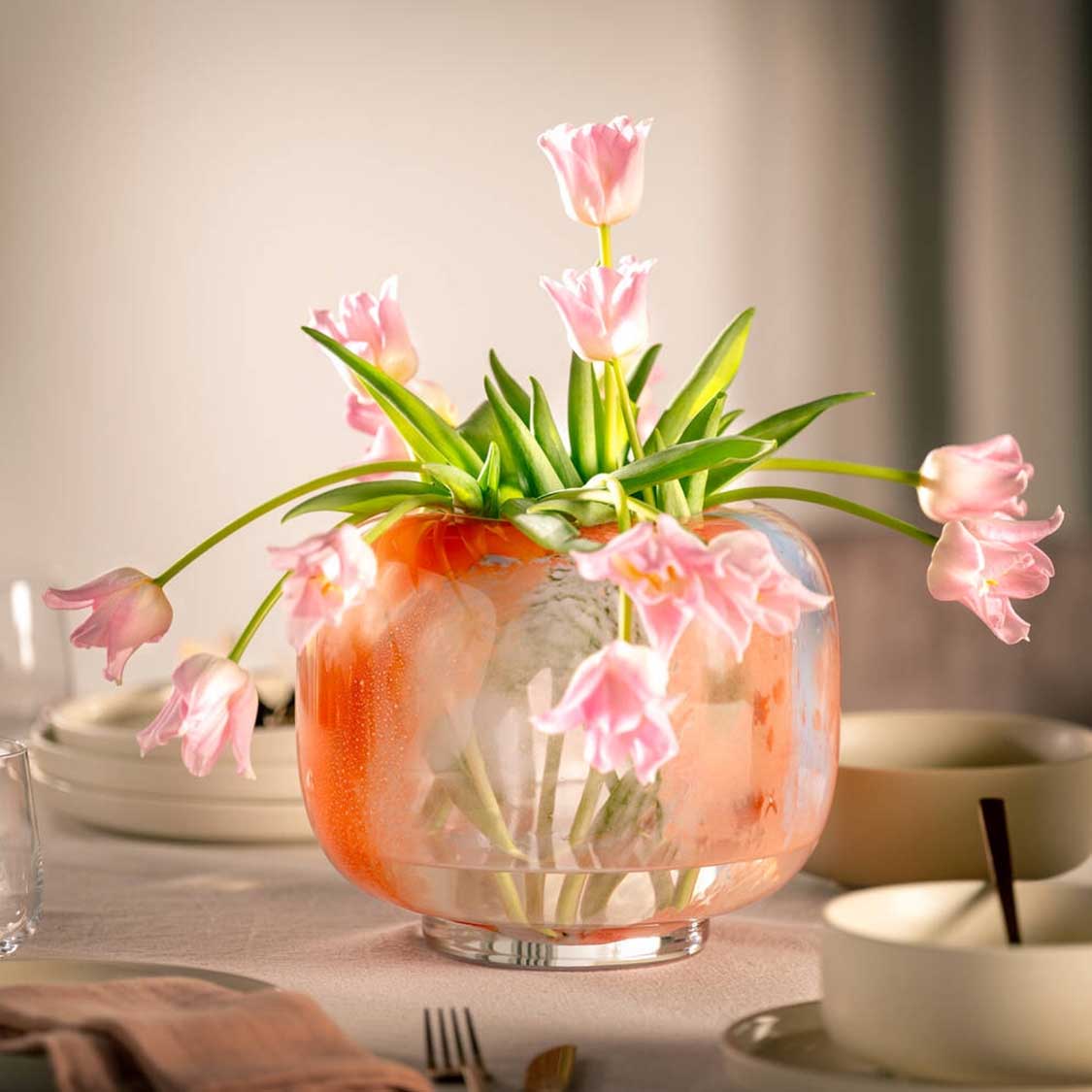Vase CIPRIA DUE mit rosa Tulpen auf gedecktem Tisch