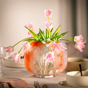 Vase CIPRIA DUE mit rosa Tulpen auf gedecktem Tisch
