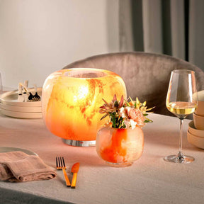 Vase CIPRIA DUE 20 cm orange auf gedecktem Tisch mit Blumen und Weinglas