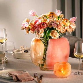 Vase CIPRIA DUE mit Blumenstrauss auf gedecktem Tisch