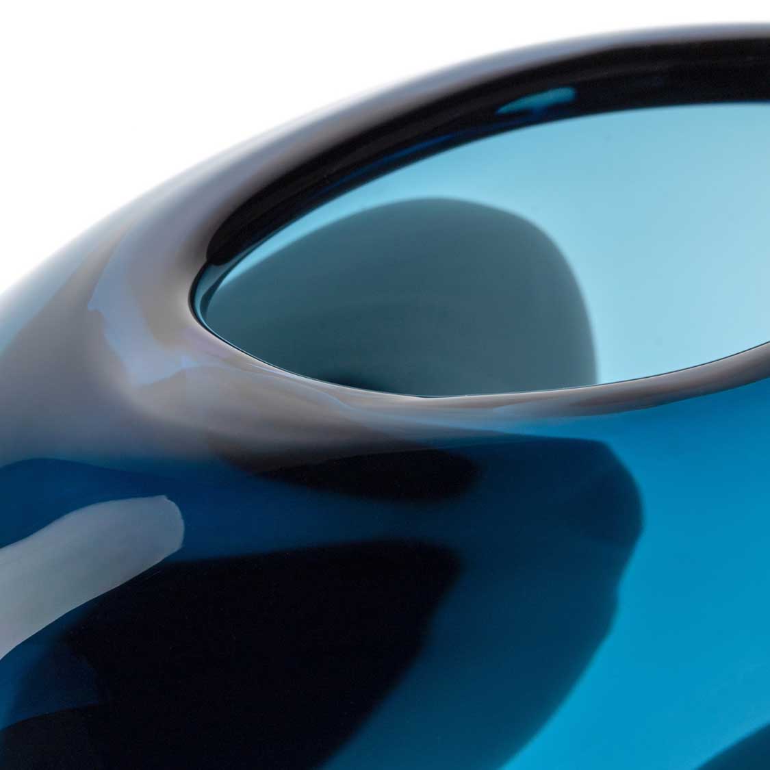Vase OCCHI BLU, blaues Glas, Detailaufnahme der ovalen Öffnung