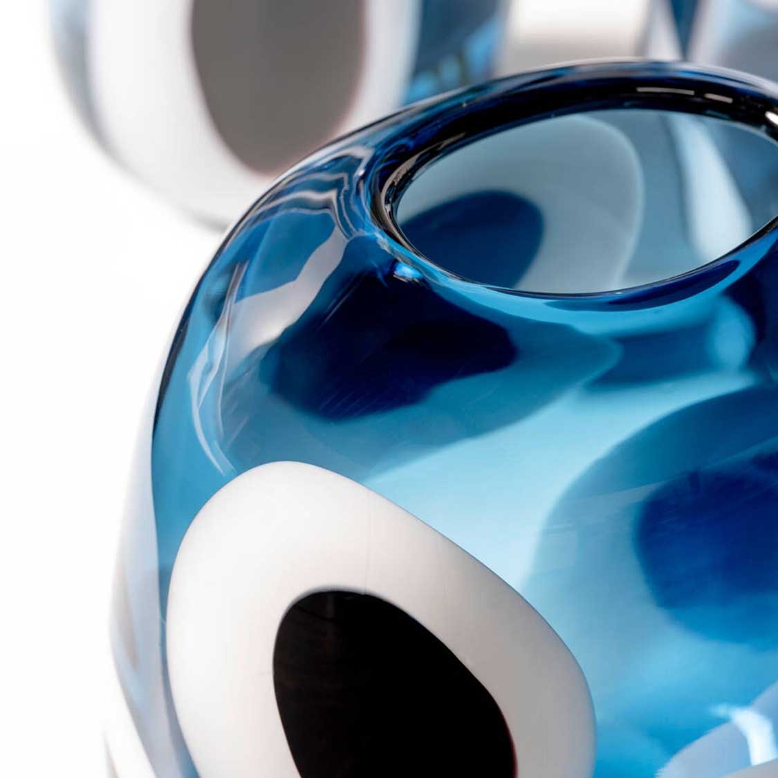 Vase OCCHI BLU mit blauen Augen-Motiven und Glaskugel-Details, Nahaufnahme