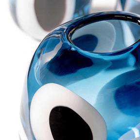 Vase OCCHI BLU mit blauen Augen-Motiven und Glaskugel-Details, Nahaufnahme