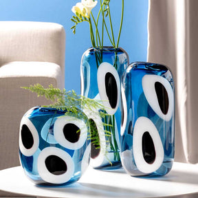 Vase OCCHI BLU in Blau mit weißen Augen-Motiven, mit Blumen in Wohnzimmer-Setting