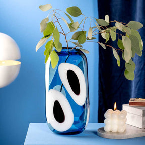 Vase OCCHI BLU mit Pflanzen in blauem Wohnraum