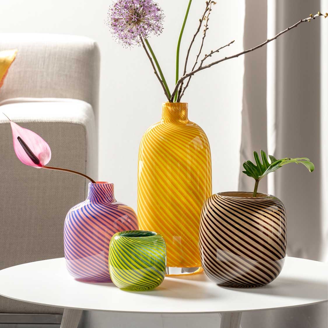 Vase FILO COLORI braun mit drei weiteren Vasen in Wohnzimmer auf weißem Tisch