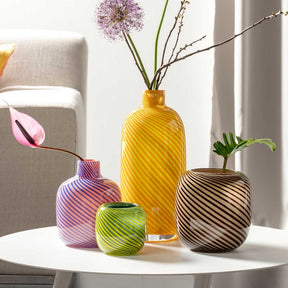 Vase FILO COLORI braun mit drei weiteren Vasen in Wohnzimmer auf weißem Tisch