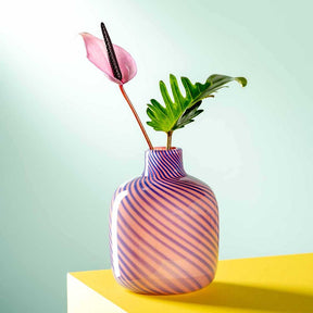 Vase FILO COLORI pink mit Blumen auf gelbem Untergrund vor hellgrünem Hintergrund