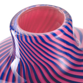 Vase FILO COLORI pink, Glasoberfläche mit blauen und rosa Streifen, Detailansicht Öffnung