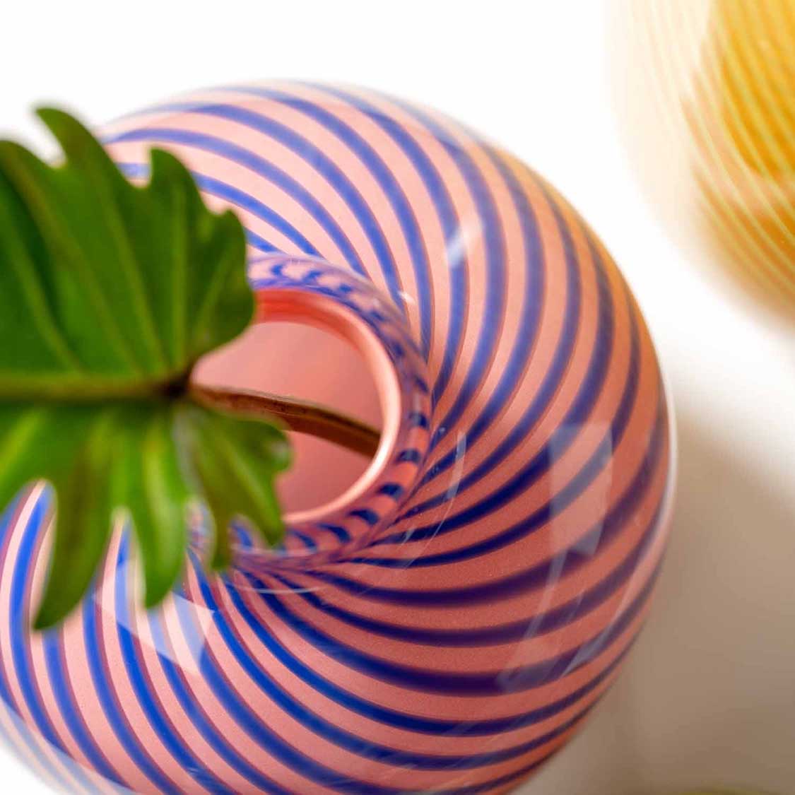 Vase FILO COLORI mit blauen Streifen, grünes Blatt, heller Hintergrund
