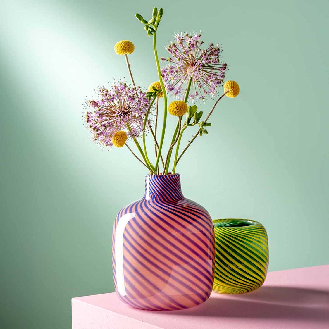 Vase FILO COLORI pink mit Blumen vor mintgrünem Hintergrund