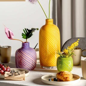 Vase FILO COLORI 32 cm gelb auf gedecktem Tisch mit Blumen und Accessoires