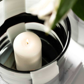 Vase BANDA NERA mit brennender weißer Kerze, schwarzes Glas, Dekoration