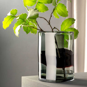 Vase BANDA NERA mit schwarzem Streifen, gefüllt mit Wasser und Pflanzenzweigen