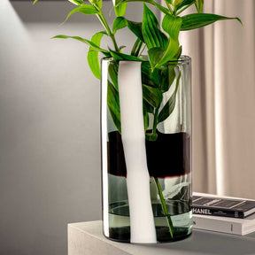 Vase BANDA NERA mit schwarzen Streifen, gefüllt mit Wasser und grünen Pflanzenstängeln