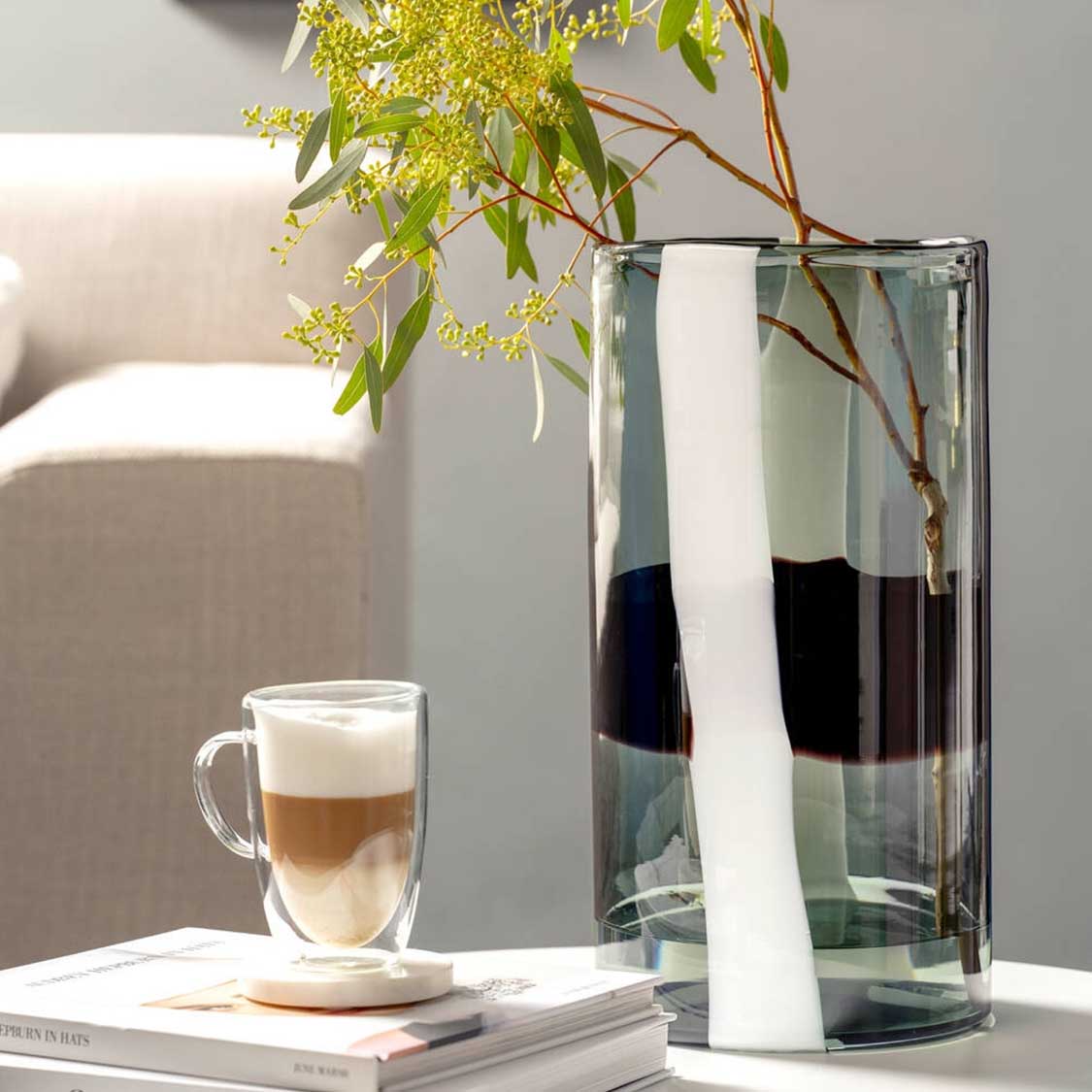Vase BANDA NERA mit schwarzem Streifen, Wohnzimmer mit Buch und Kaffeetasse