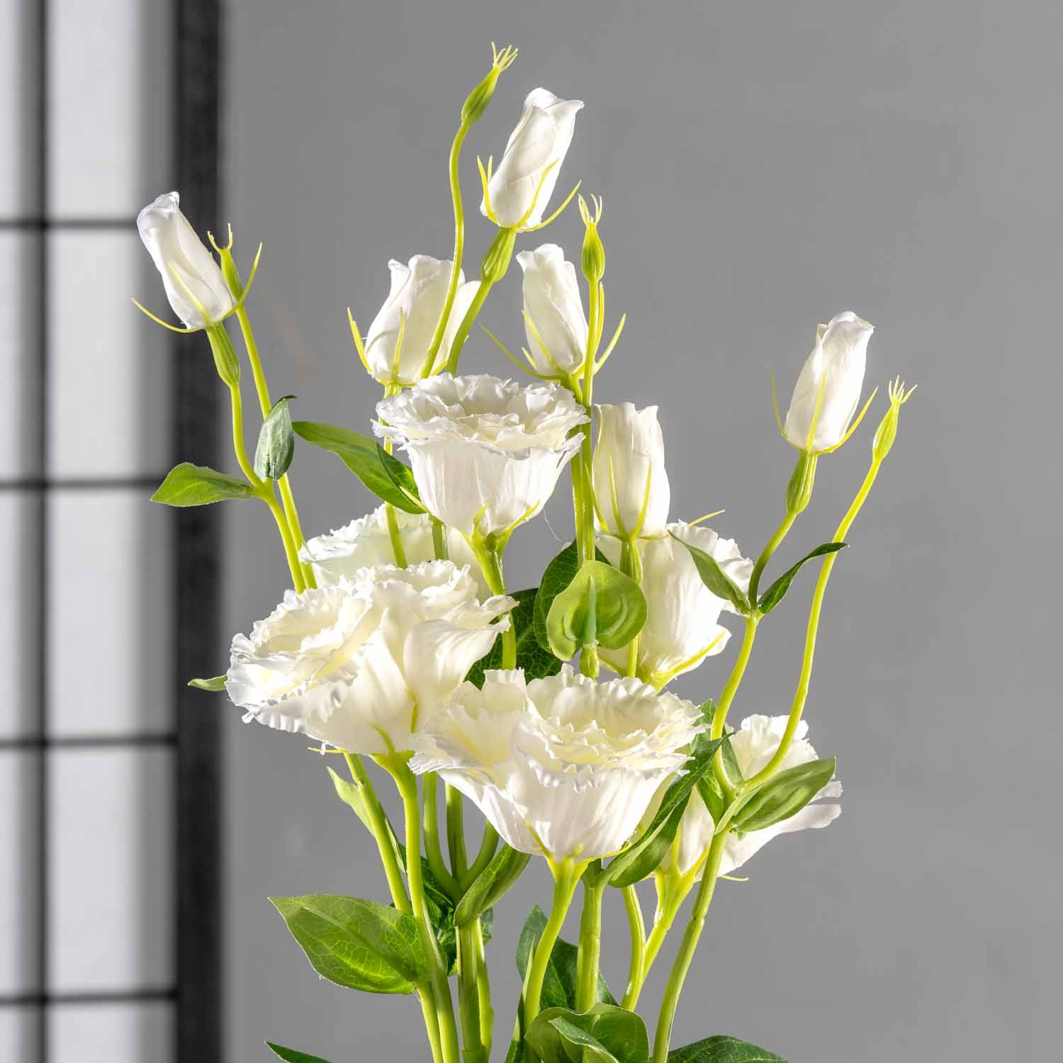 Lysianthus FIORE 78 cm weiß mit Knospen vor grauem Hintergrund