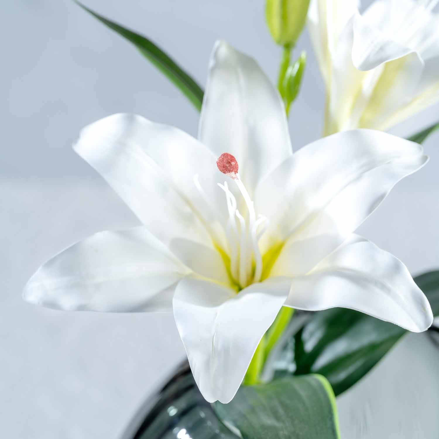 Weiße künstliche Lilie FIORE mit gelben Staubgefäßen in Vase