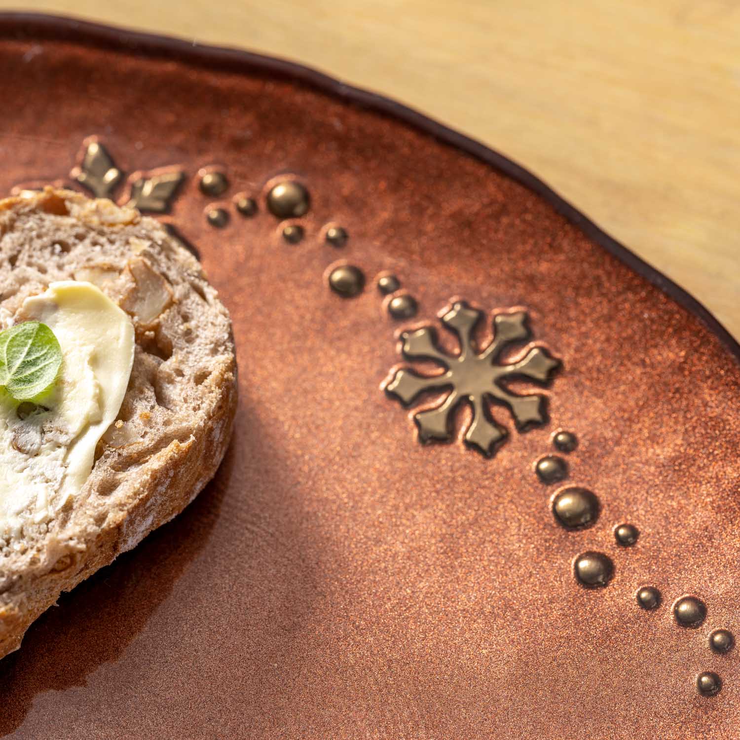 Teller mit Brotscheibe, Butter und Minze, dekorative Oberflächenstruktur