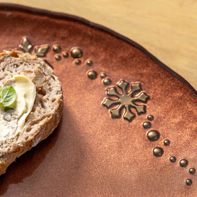 Teller mit Brotscheibe, Butter und Minze, dekorative Oberflächenstruktur