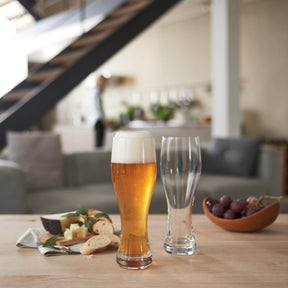 Weizenbierglas TAVERNA 330 ml 2er-Set auf Holztisch mit Brot und Obst