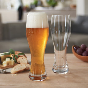 Weizenbierglas TAVERNA 500 ml 2er-Set, eines gefüllt mit Bier, auf Wohnzimmertisch mit Käse und Trauben
