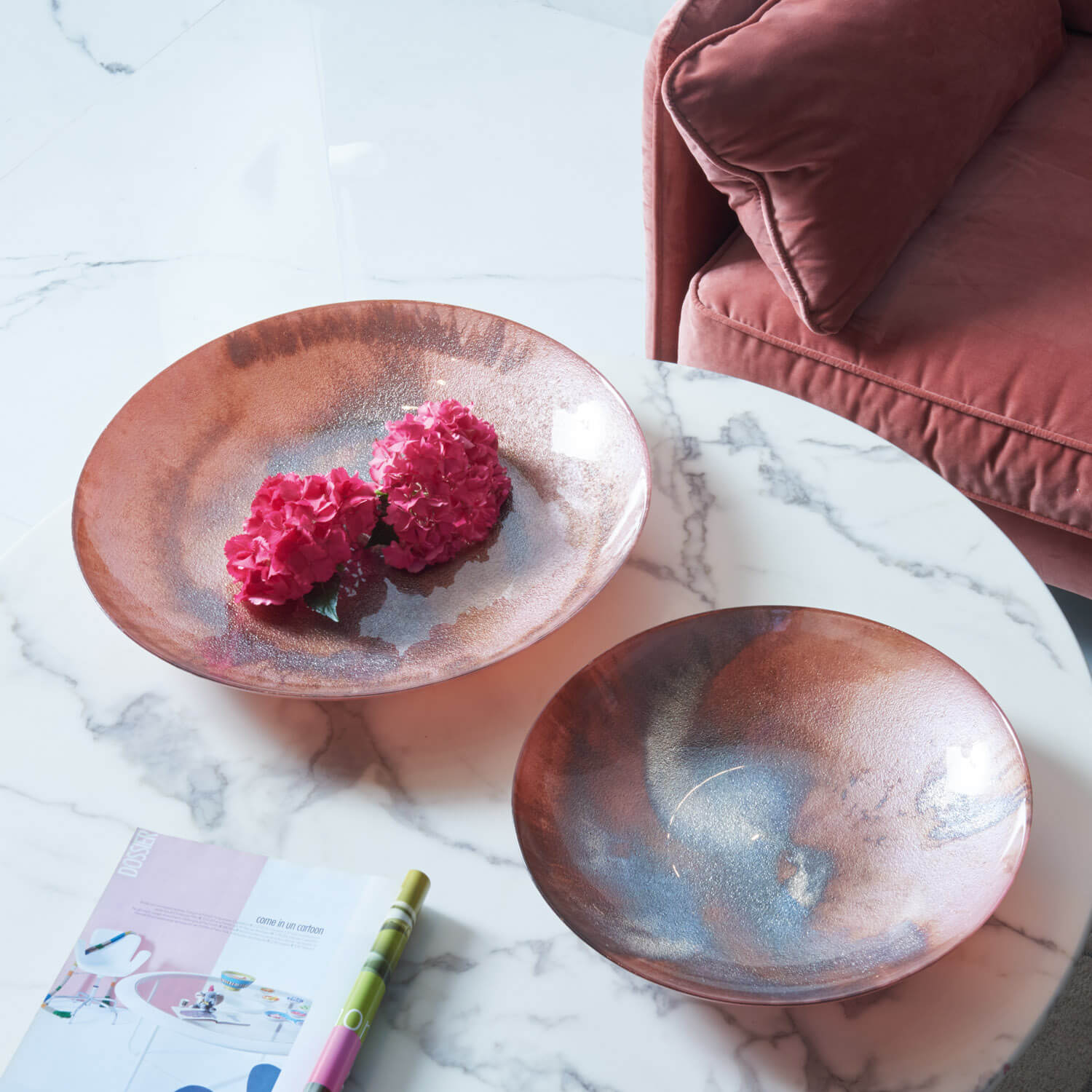 Schale POESIA 40 cm rosé mit roten Blüten auf Marmortisch, Wohnzimmer-Styling