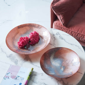 Schale POESIA 40 cm rosé mit roten Blüten auf Marmortisch, Wohnzimmer-Styling