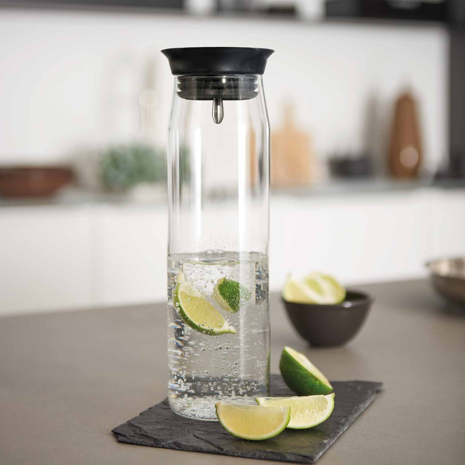 Wasserkaraffe BRIOSO mit Limettenscheiben und Minze auf Küchentisch