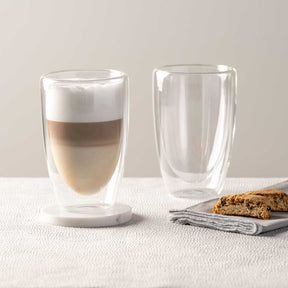 Doppelwandbecher DUO mit Kaffee und Keksen auf weißem Untergrund