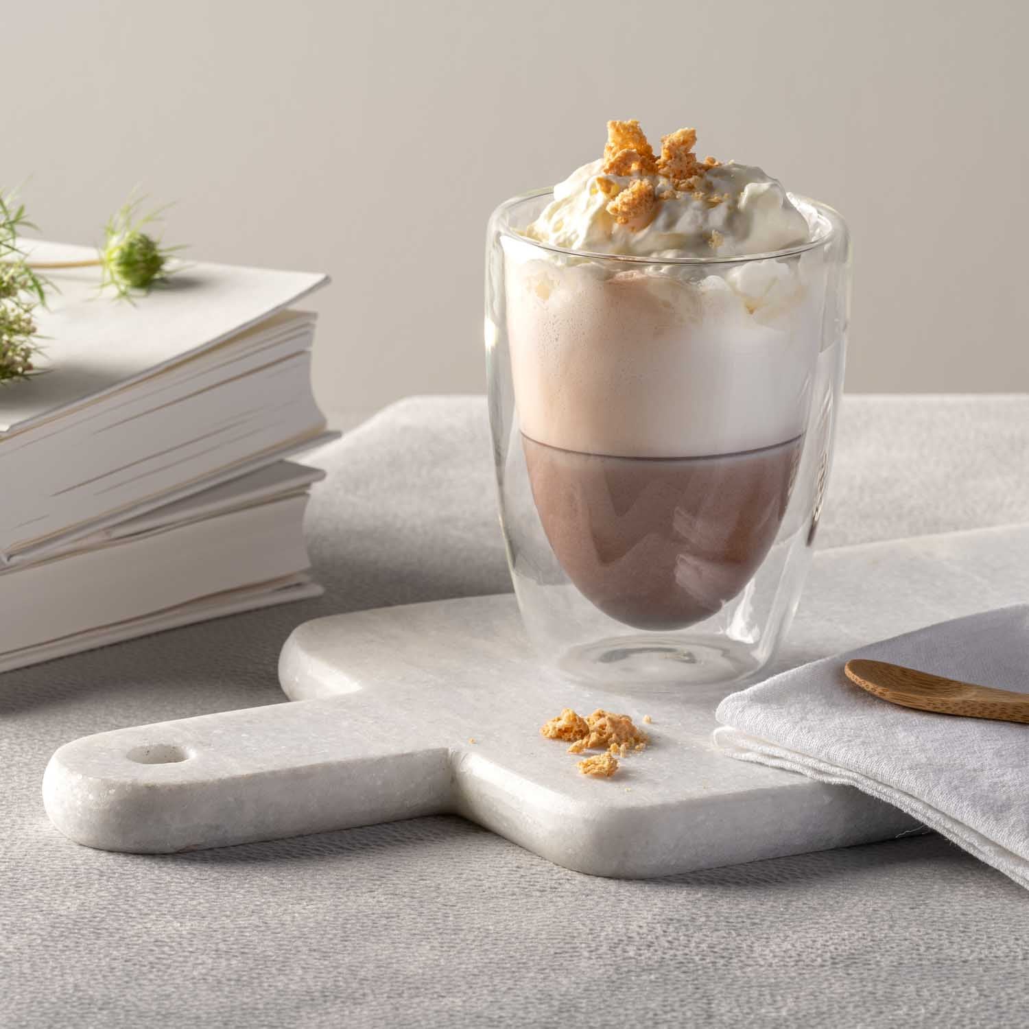 Doppelwandbecher DUO mit Kaffee und Milchschaum auf Marmortablett
