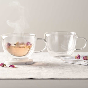 Teetasse DUO 360 ml 2er-Set mit Tee und Rosenblüten auf weißem Untergrund