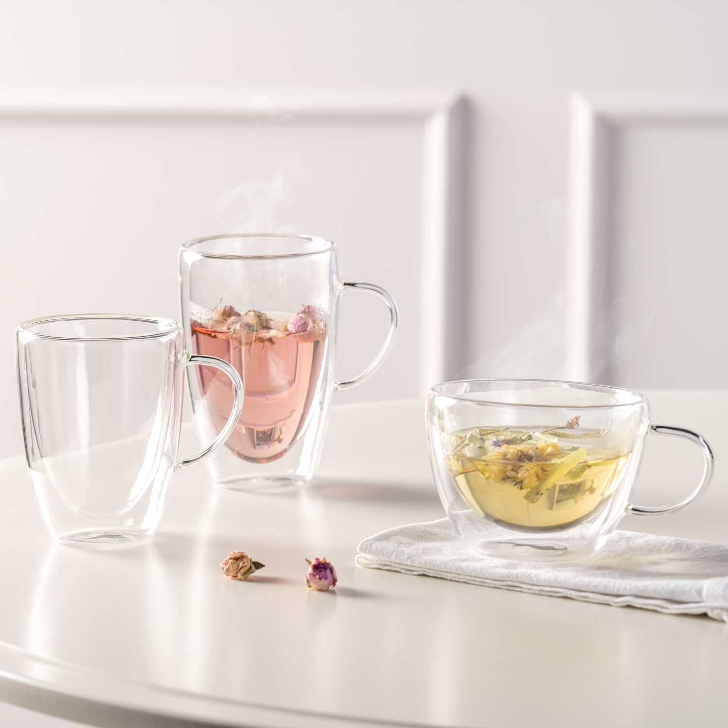 Teetasse DUO 360 ml 2er-Set mit Tee und Blüten auf weißem Tisch