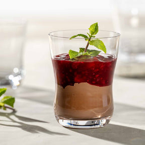 Trinkglas VITA mit rotem Getränk und Minze, Sonnenlicht