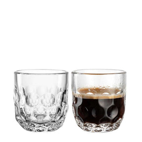 Zwei Espressogläser GOCCE, eines leer und eines mit schwarzem Espresso gefüllt