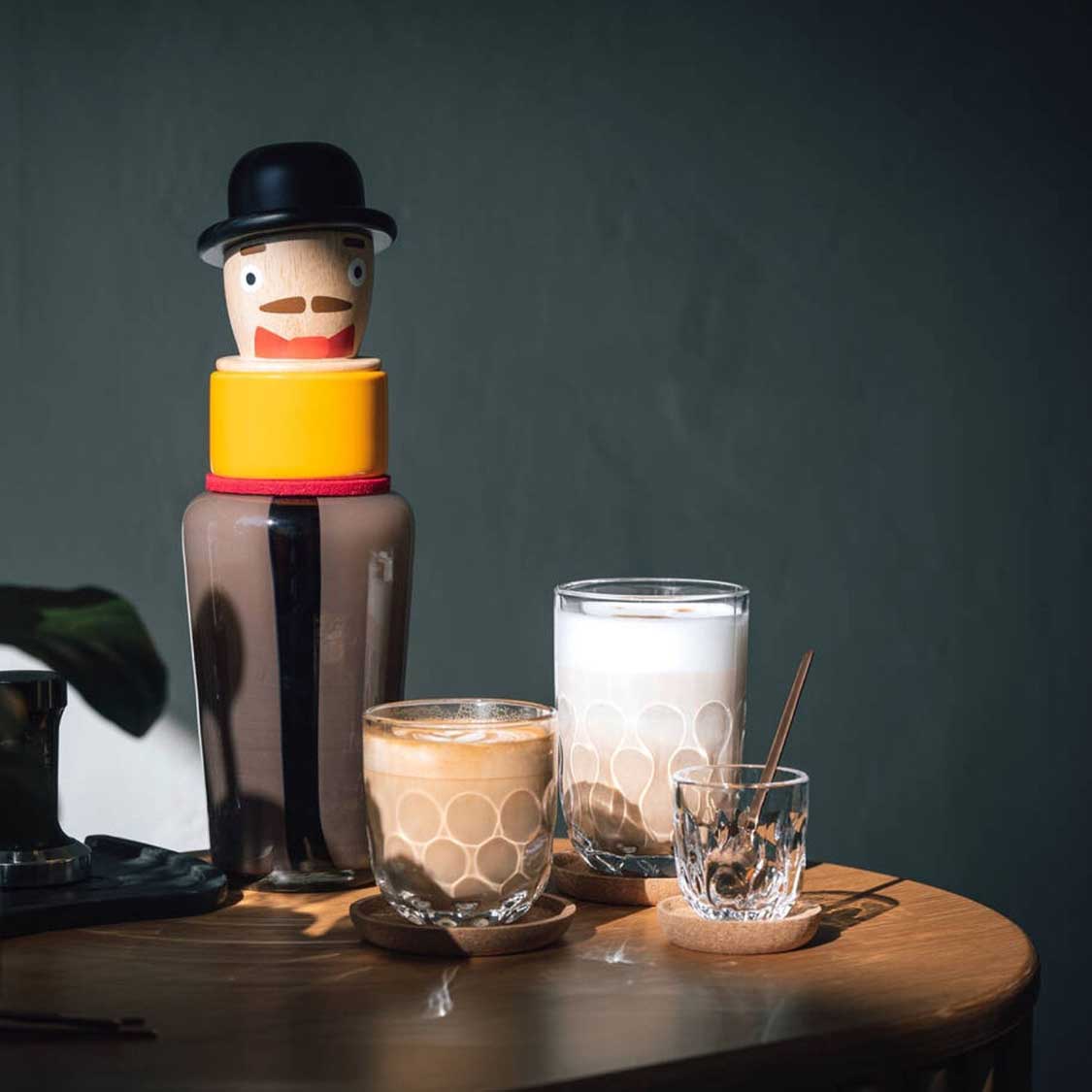 Espressogläser GOCCE auf Holztisch mit Deko und Getränken