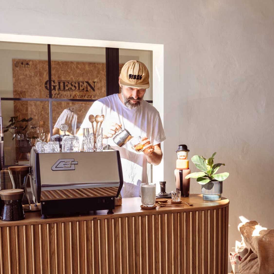 Espressoglas GOCCE 90ml in Kaffeebarumgebung mit Barista