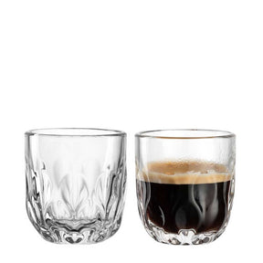 Zwei klare Espressogläser GOCCE, eines leer, eines mit Espresso gefüllt