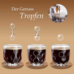 Drei Kaffeegläser GOCCE mit Tropfen-Motiv und Löffel, Kaffee eingießen dargestellt