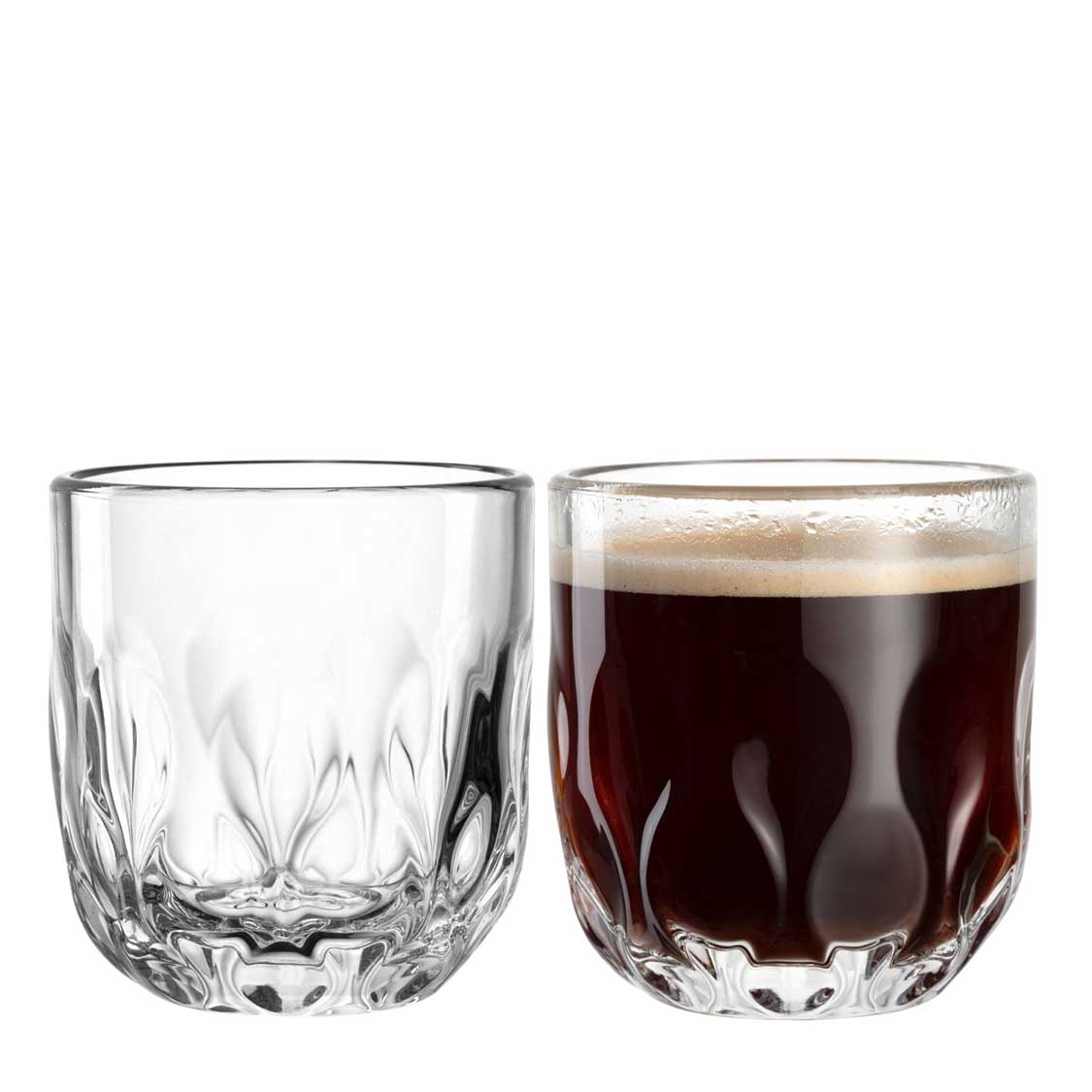 Zwei Kaffeegläser GOCCE nebeneinander, eines leer, eines mit dunklem Getränk gefüllt