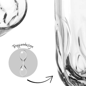 Zwei klare Glaeser der Serie GOCCE mit tropfenfoermigem Design, Detail und Branding