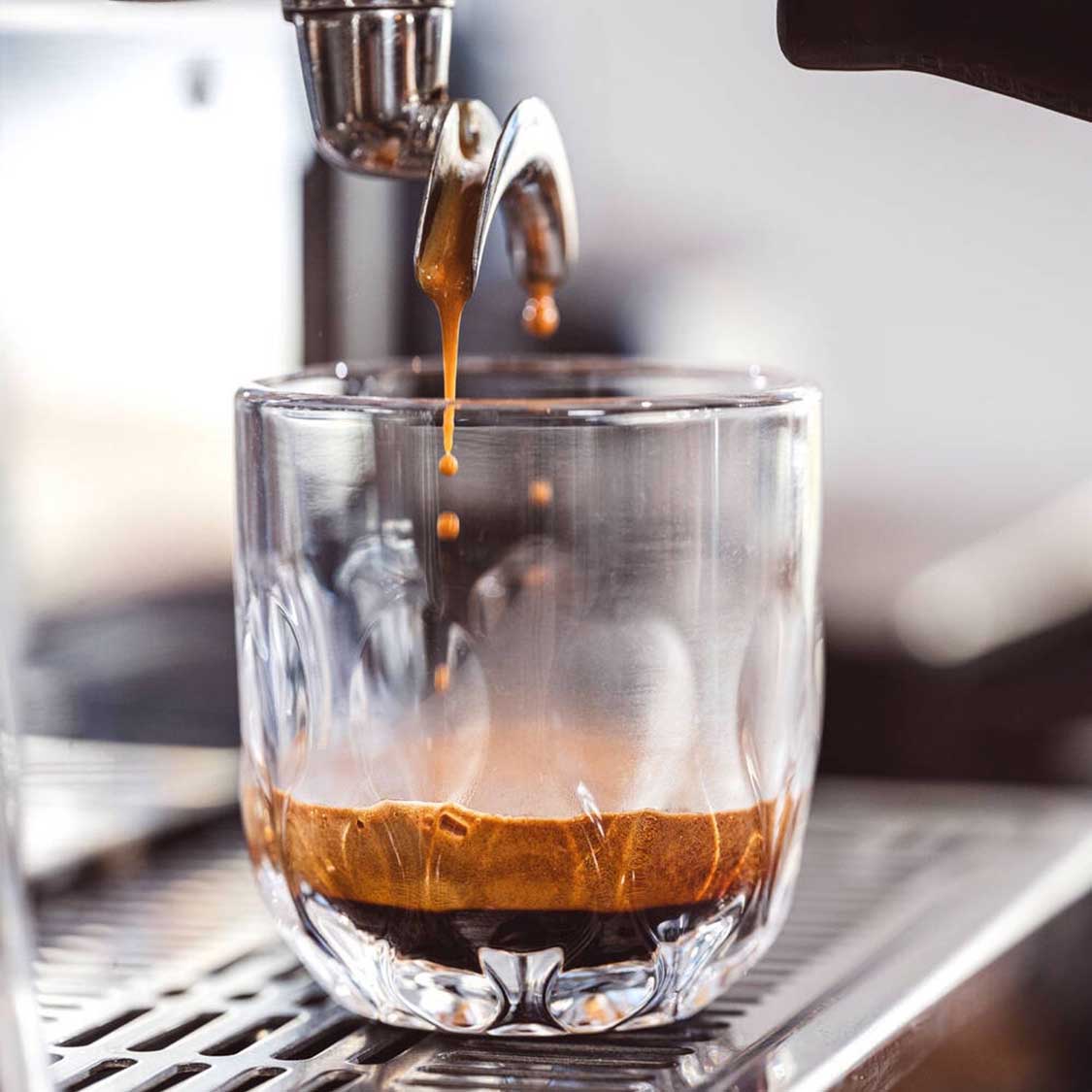 Kaffeeglas GOCCE wird mit Kaffee gefüllt, Nahaufnahme beim Eingießen