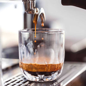 Kaffeeglas GOCCE wird mit Kaffee gefüllt, Nahaufnahme beim Eingießen